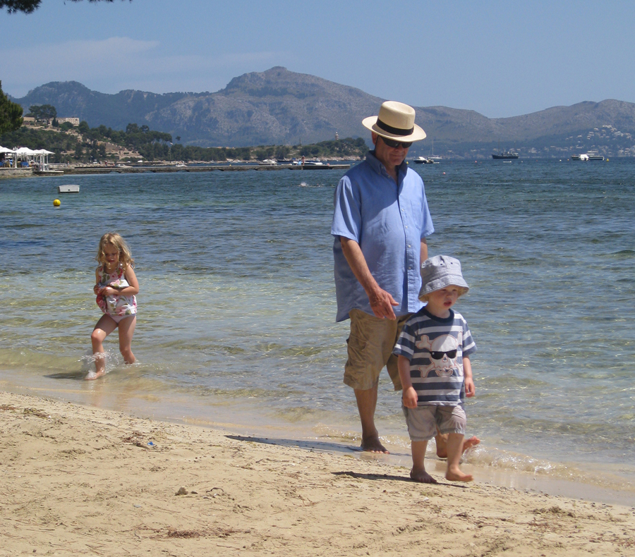 Family Hollidays in Puerto Pollensa - Paddling on the beach